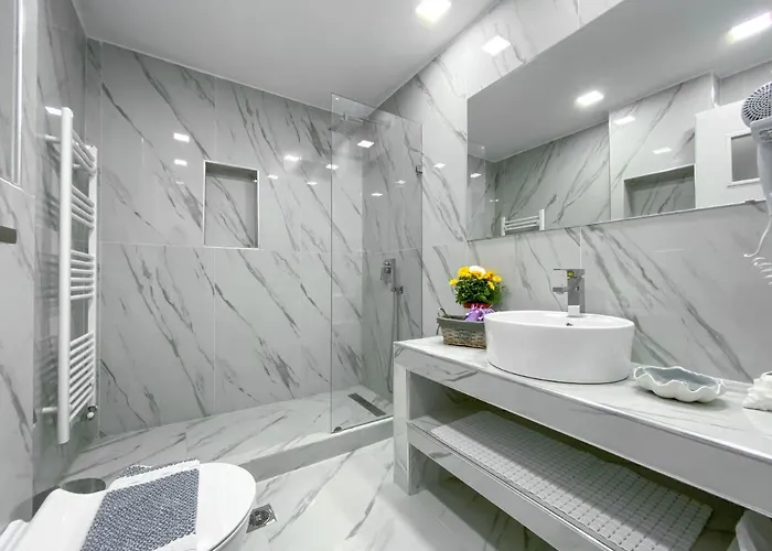 6 Bed - Sleeps 15 - Pets - Pool - Jacuzzi *