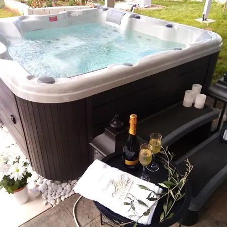 6 Bed - Sleeps 15 - Pets - Pool - Jacuzzi *