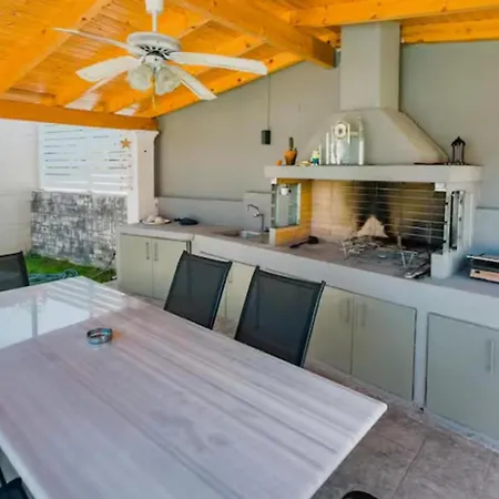 6 Bed - Sleeps 15 - Pets - Pool - Jacuzzi Villa