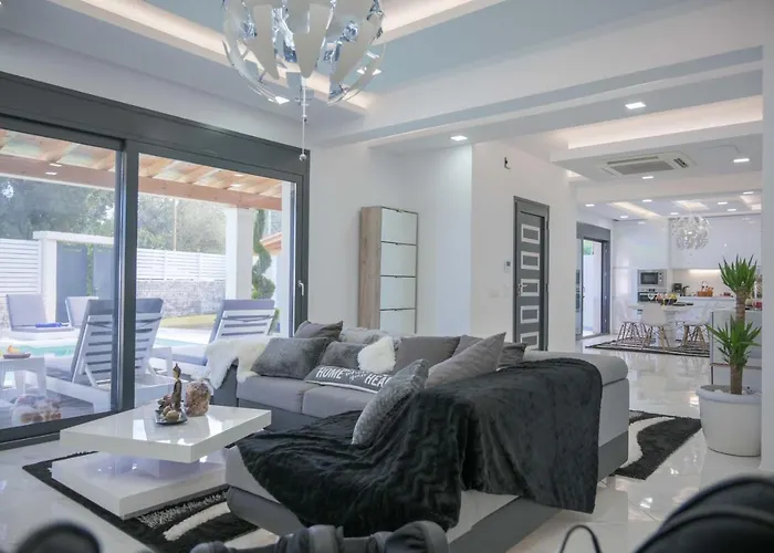 6 Bed - Sleeps 15 - Pets - Pool - Jacuzzi * Mesongí
