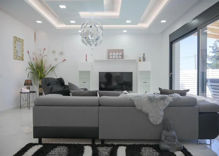 6 Bed - Sleeps 15 - Pets - Pool - Jacuzzi Villa