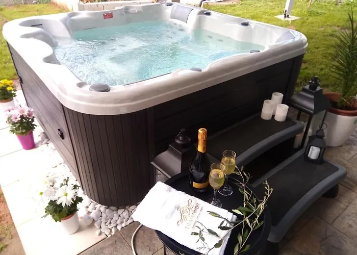 6 Bed - Sleeps 15 - Pets - Pool - Jacuzzi *