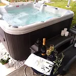 6 Bed - Sleeps 15 - Pets - Pool - Jacuzzi *
