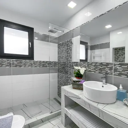 Villa 6 Bed - Sleeps 15 - Pets - Pool - Jacuzzi Mesongí