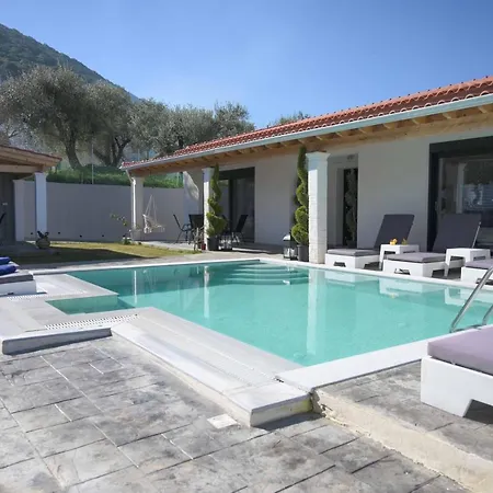 6 Bed - Sleeps 15 - Pets - Pool - Jacuzzi *