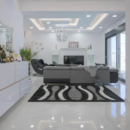 6 Bed - Sleeps 15 - Pets - Pool - Jacuzzi Villa Mesongí