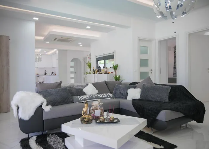 6 Bed - Sleeps 15 - Pets - Pool - Jacuzzi *