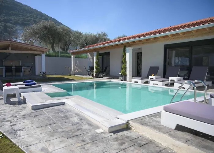 6 Bed - Sleeps 15 - Pets - Pool - Jacuzzi *