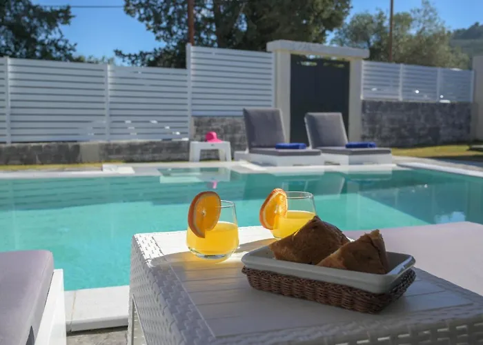 6 Bed - Sleeps 15 - Pets - Pool - Jacuzzi *