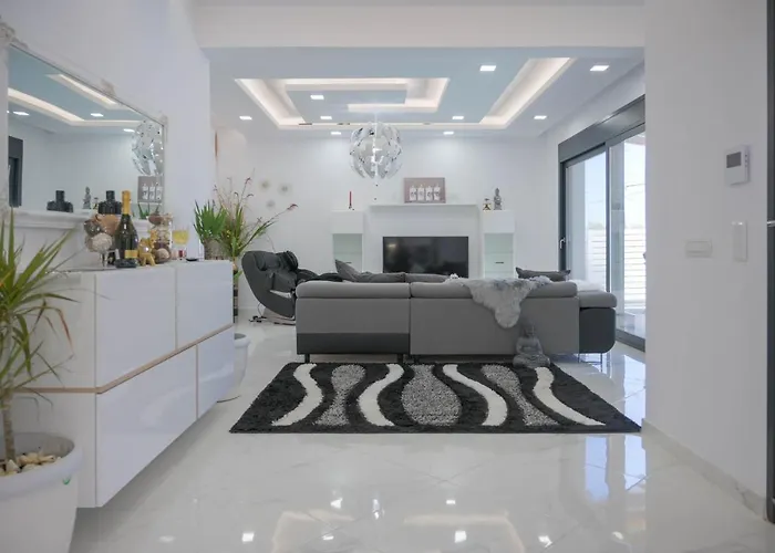 6 Bed - Sleeps 15 - Pets - Pool - Jacuzzi וילה מסונגי